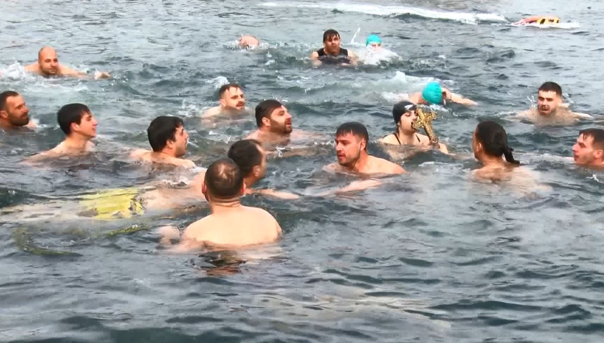 Haliç'te haç çıkarma töreni Haliç'te haç çıkarma töreni