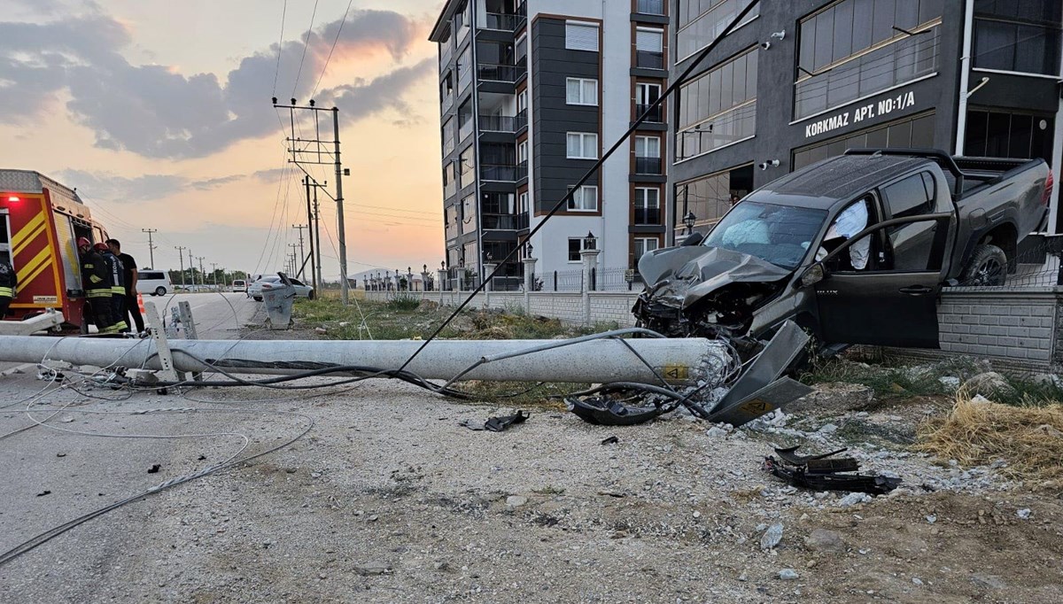 Konya'da beton direğe çarpan kamyonet, bahçe duvarında asılı kaldı