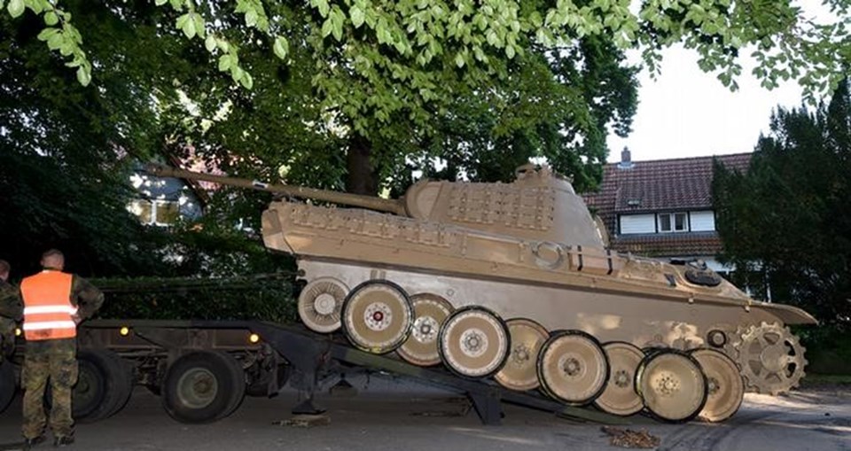 İkinci Dünya Savaşından kalma tank villa bodrumundan çıktı - 1