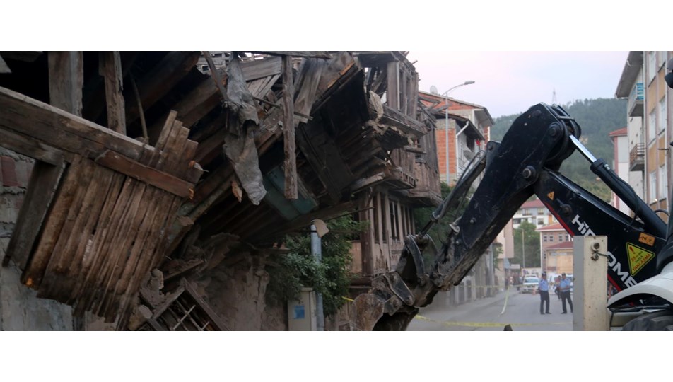 Kastamonu'da 3 katlı tarihi ahşap bina çöktü