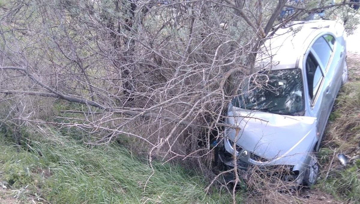 Çorum'da otomobil ağaca çarptı: 1 ölü, 1 yaralı Çorum'da otomobil ağaca çarptı: 1 ölü, 1 yaralı