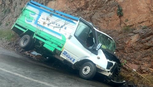 Kamyonet kayalığa çarptı: 1 ölü
