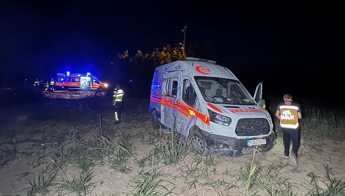 Hasta taşıyan ambulans kaza yaptı: 2 yaralı Hasta taşıyan ambulans kaza yaptı: 2 yaralı