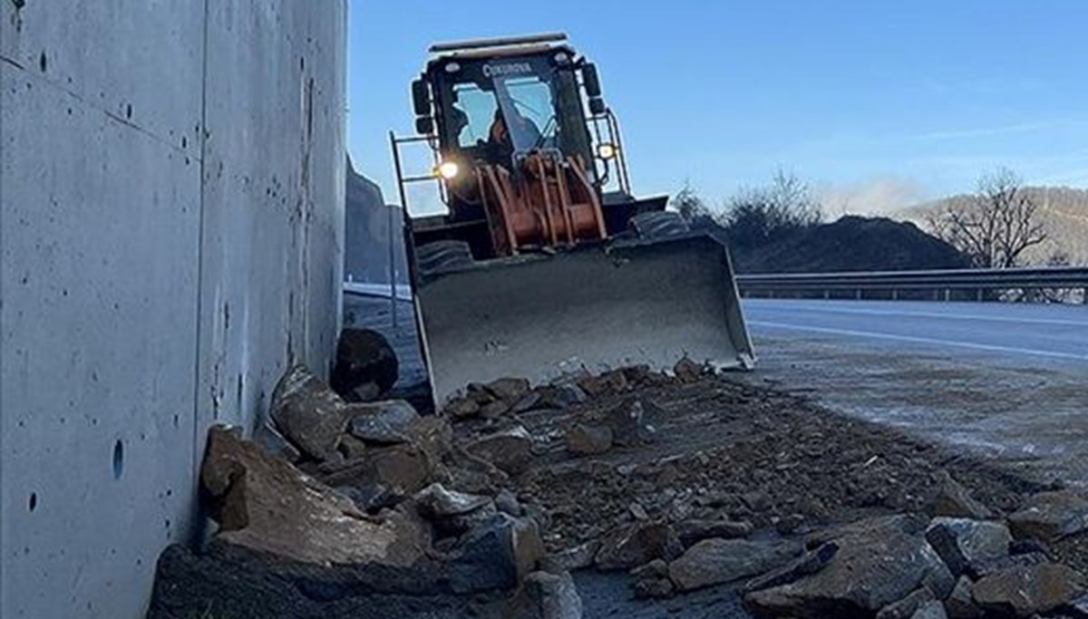 Yamaçtan kopan kayalar köy yolunu kapattı Yamaçtan kopan kayalar köy yolunu kapattı