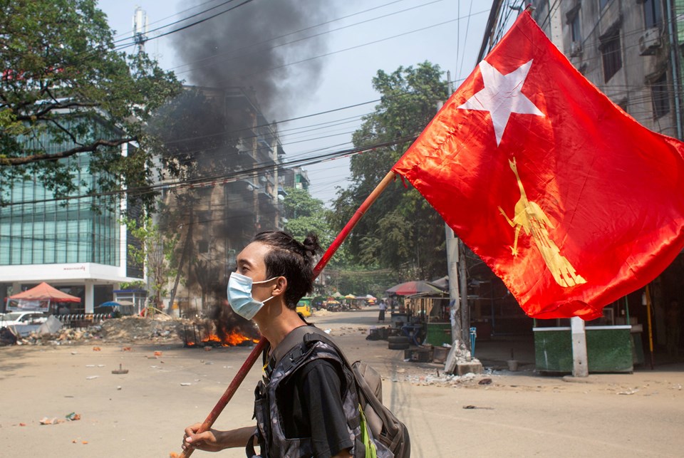 Myanmar'da ordunun darbe karşıtlarına silahlı müdahalesi sonucu ölenlerin sayısı 840'a çıktı - 1