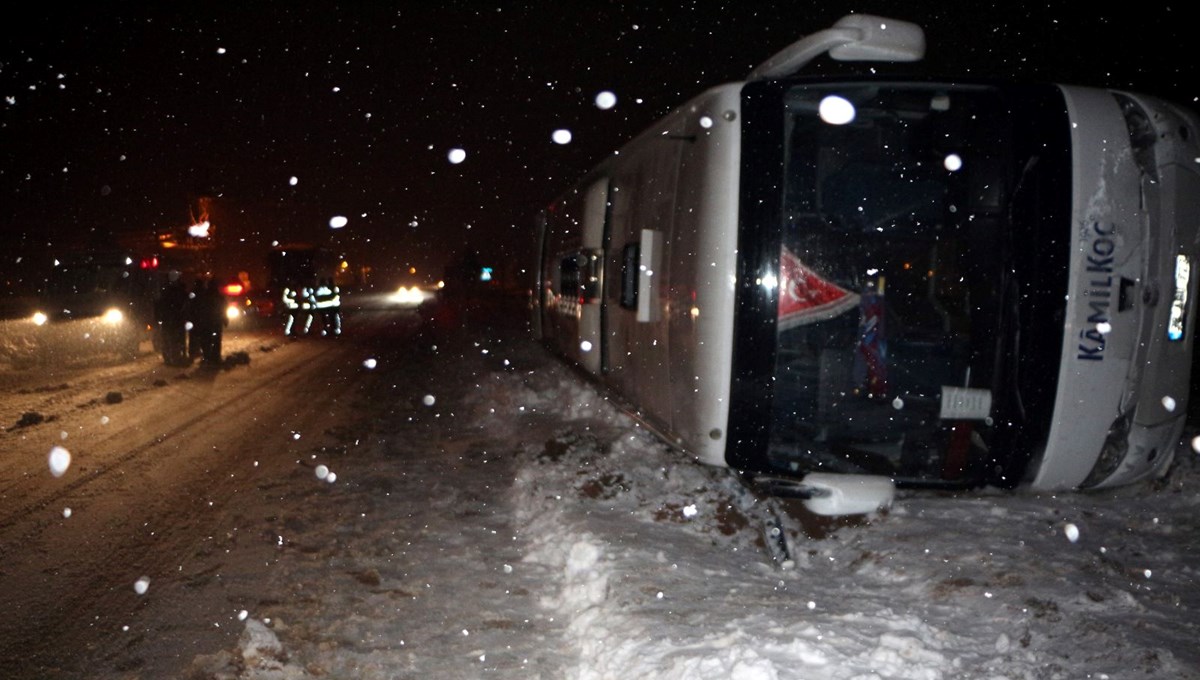 Tokat'ta yolcu otobüsü devrildi: 13 yaralı
