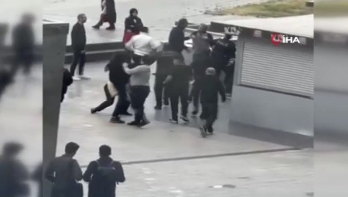 Adliye önünde iki aile birbirine girdi Adliye önünde iki aile birbirine girdi