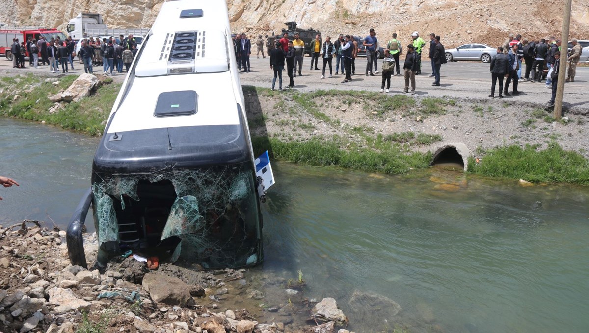 Bitlis'te yolcu otobüsü dereye uçtu: 7 yaralı Bitlis'te yolcu otobüsü dereye uçtu: 7 yaralı