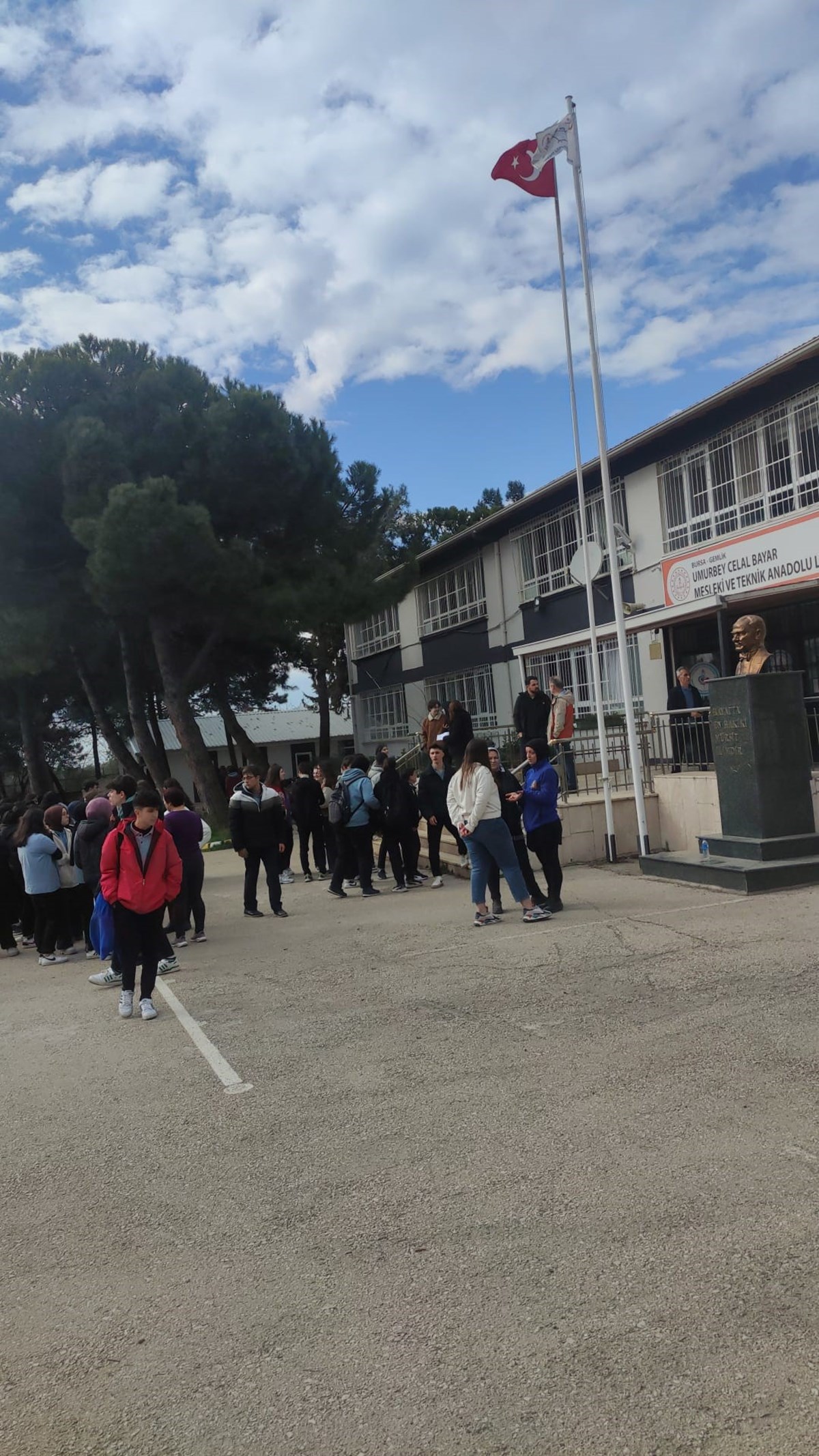 Depremin ardından bazı okullarda öğrenciler dışarıya çıktı. Depremin ardından bazı okullarda öğrenciler dışarıya çıktı.