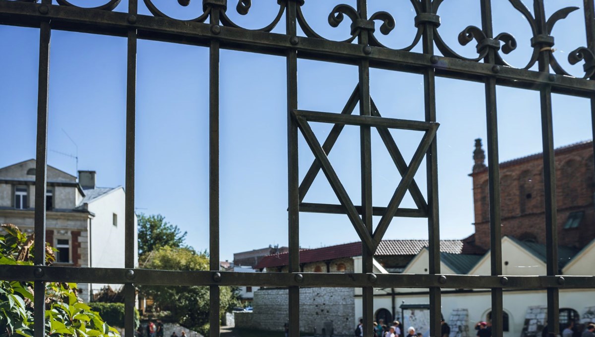 Almanya'da iki kişi sinagoga bıçaklı saldırı planlamakla suçlanıyor Almanya'da iki kişi sinagoga bıçaklı saldırı planlamakla suçlanıyor