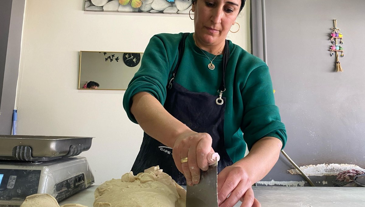 51 yaşında kendi işinin patronu oldu: Günde ortalama 700 ekmek yapıyor 51 yaşında kendi işinin patronu oldu: Günde ortalama 700 ekmek yapıyor