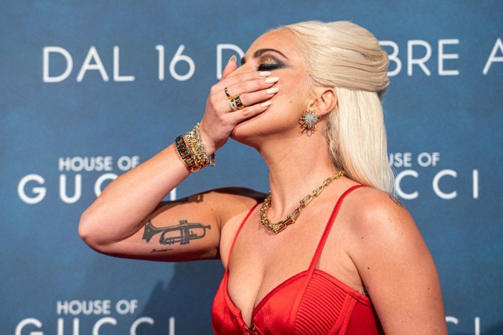 Lady Gaga, Gucci galasında Versace giydi - 3