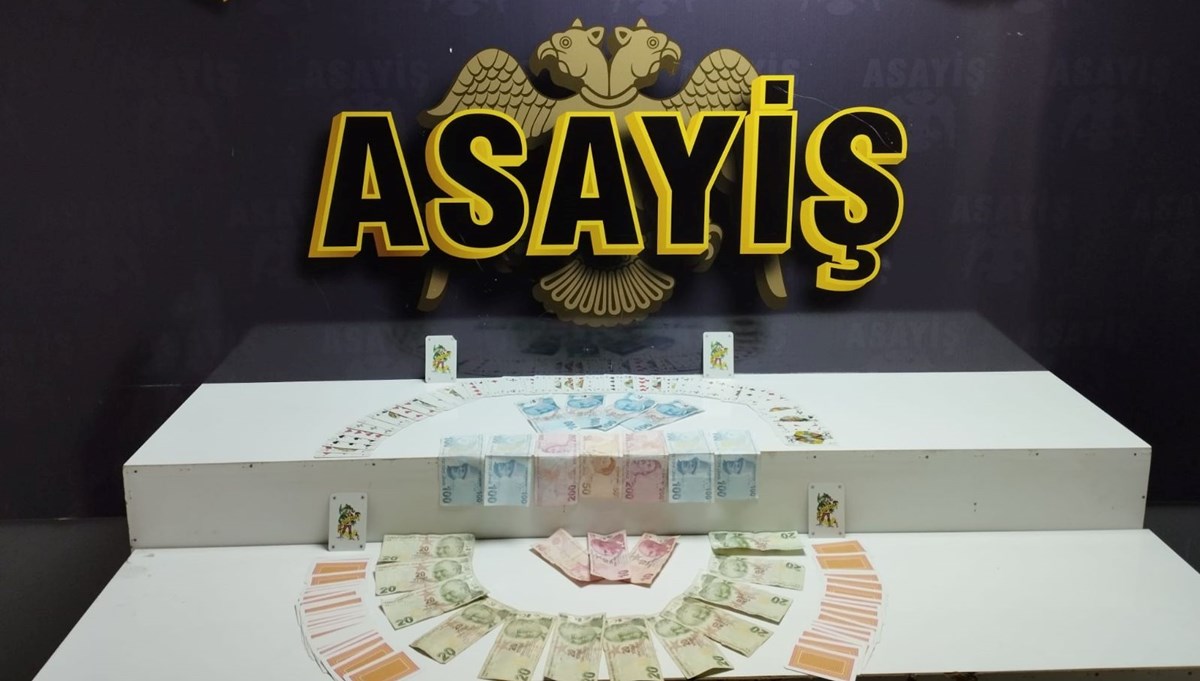 Hatay'da kumar oynayan 5 kişiye 32 bin TL ceza Hatay'da kumar oynayan 5 kişiye 32 bin TL ceza