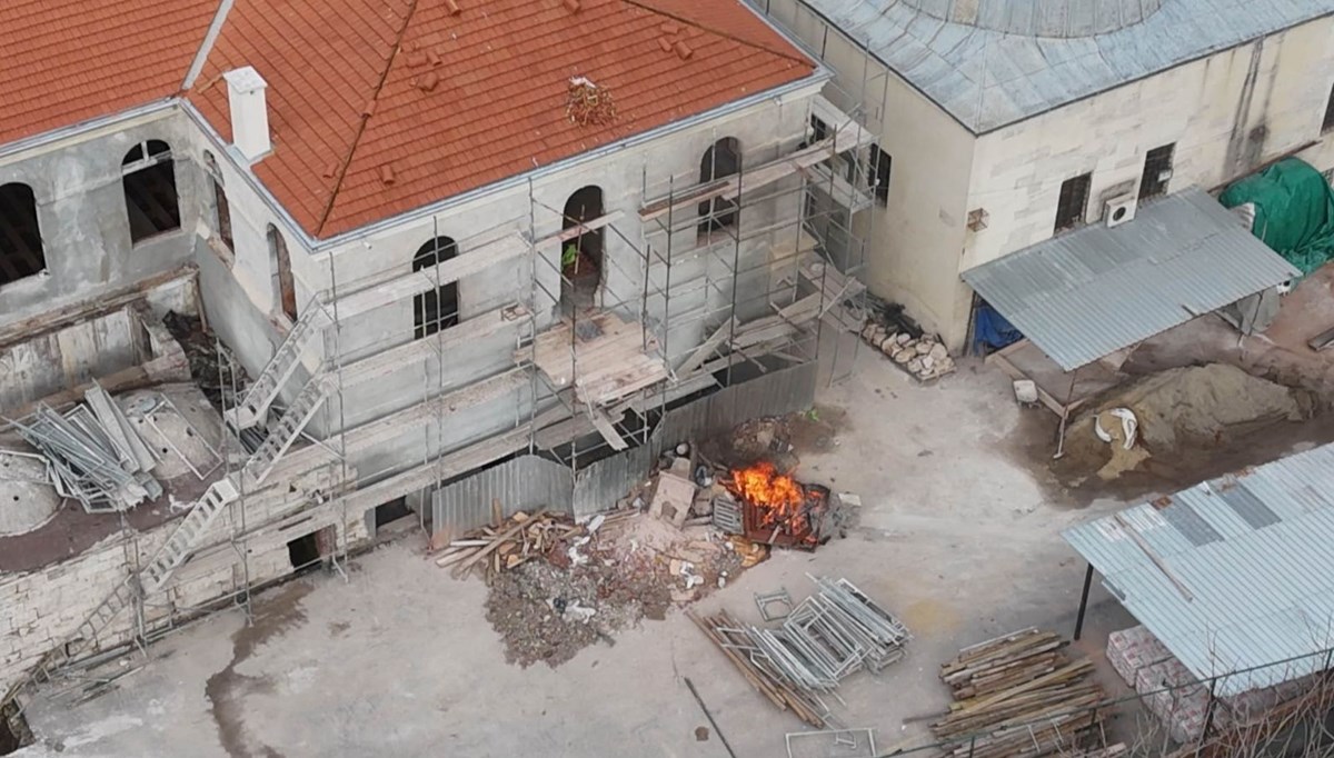 İstanbul'da tarihi binanın restorasyonunda tepki çeken görüntü