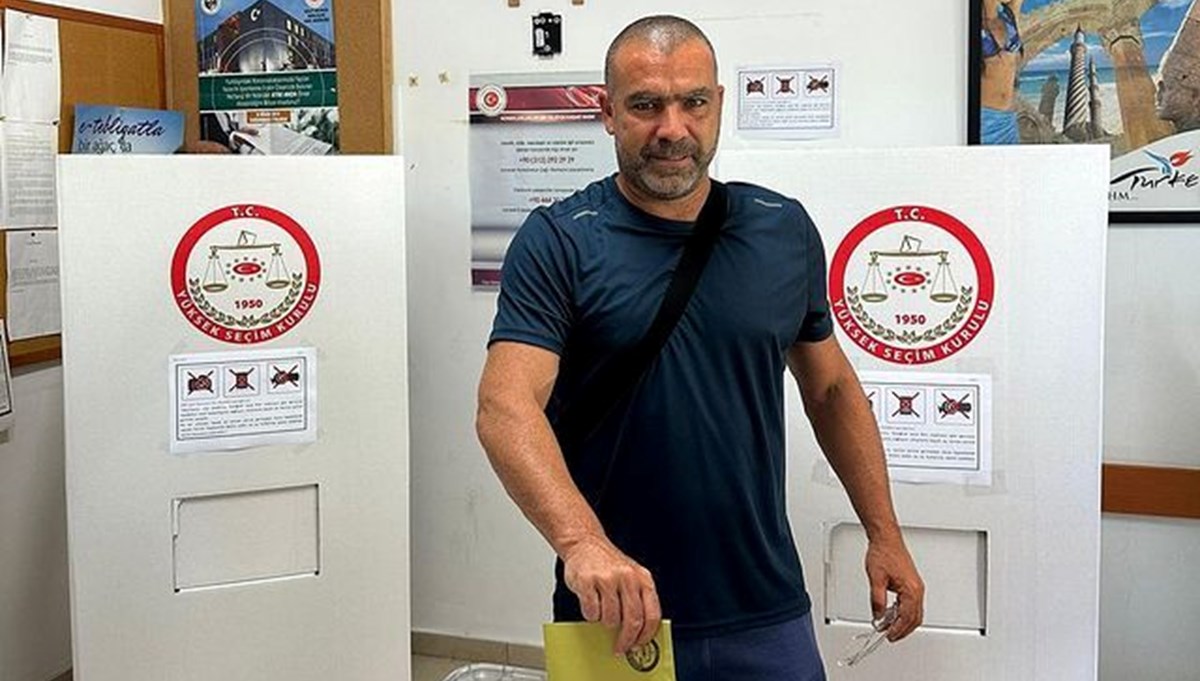 İsrail asıllı eski futbolcu Pini Balili cumhurbaşkanlığı seçimi için oy verdi