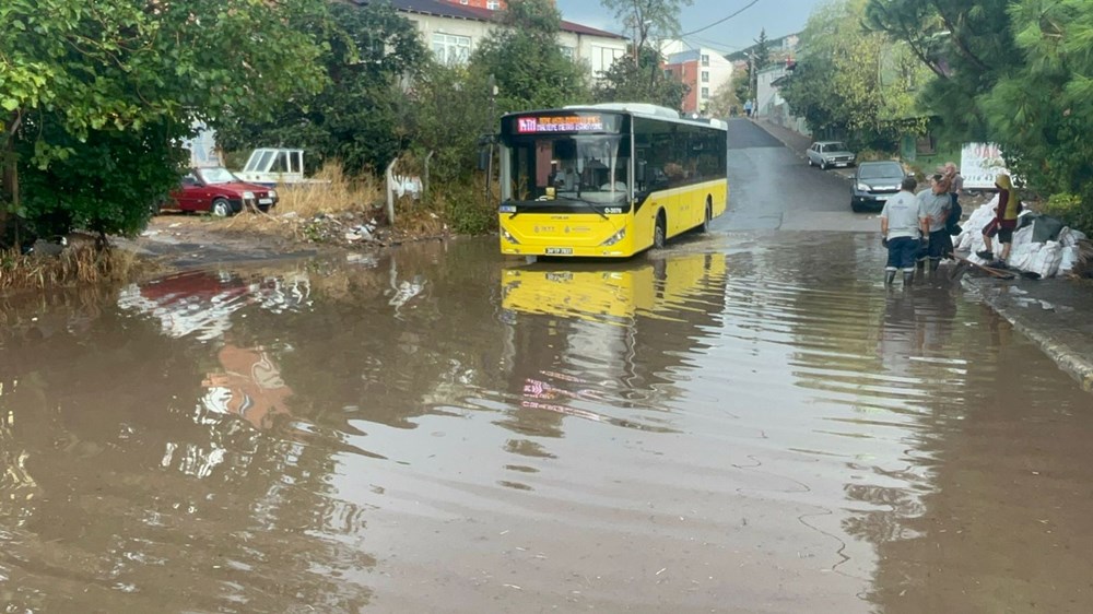 İstanbul'da kuvvetli sağanak: Maltepe'de cadde ve alt geçit göle döndü - 4