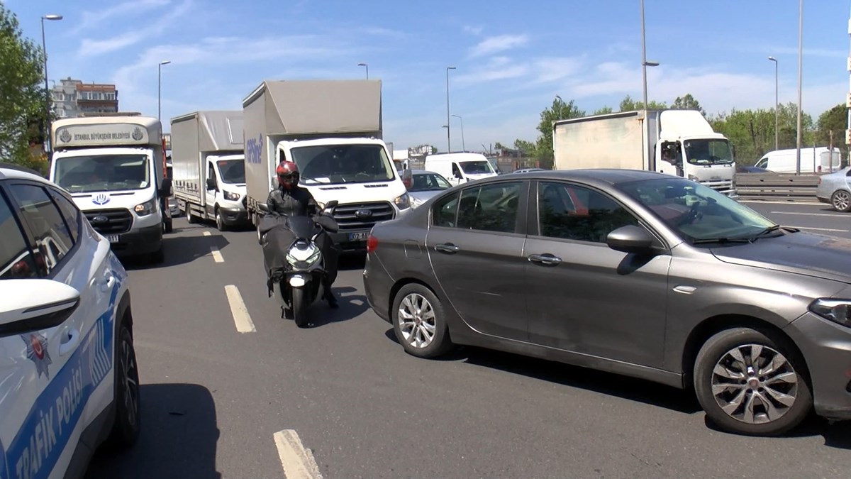 Kaza nedeniyle D-100 Karayolu Sefaköy istikametinde bir süre trafik yoğunluğu yaşandı.