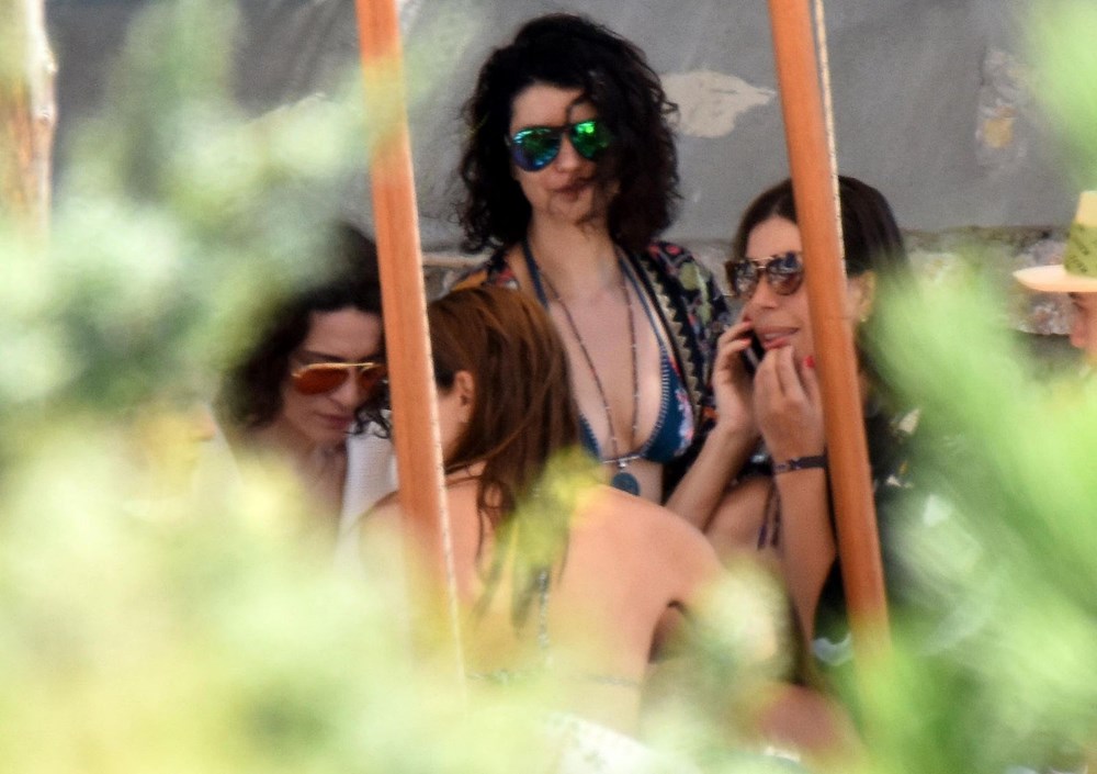 Beren Saat, Belçim Bilgin, Esra Dermancıoğlu ve Gülcan Arslan'ın Çeşme tatili - 1