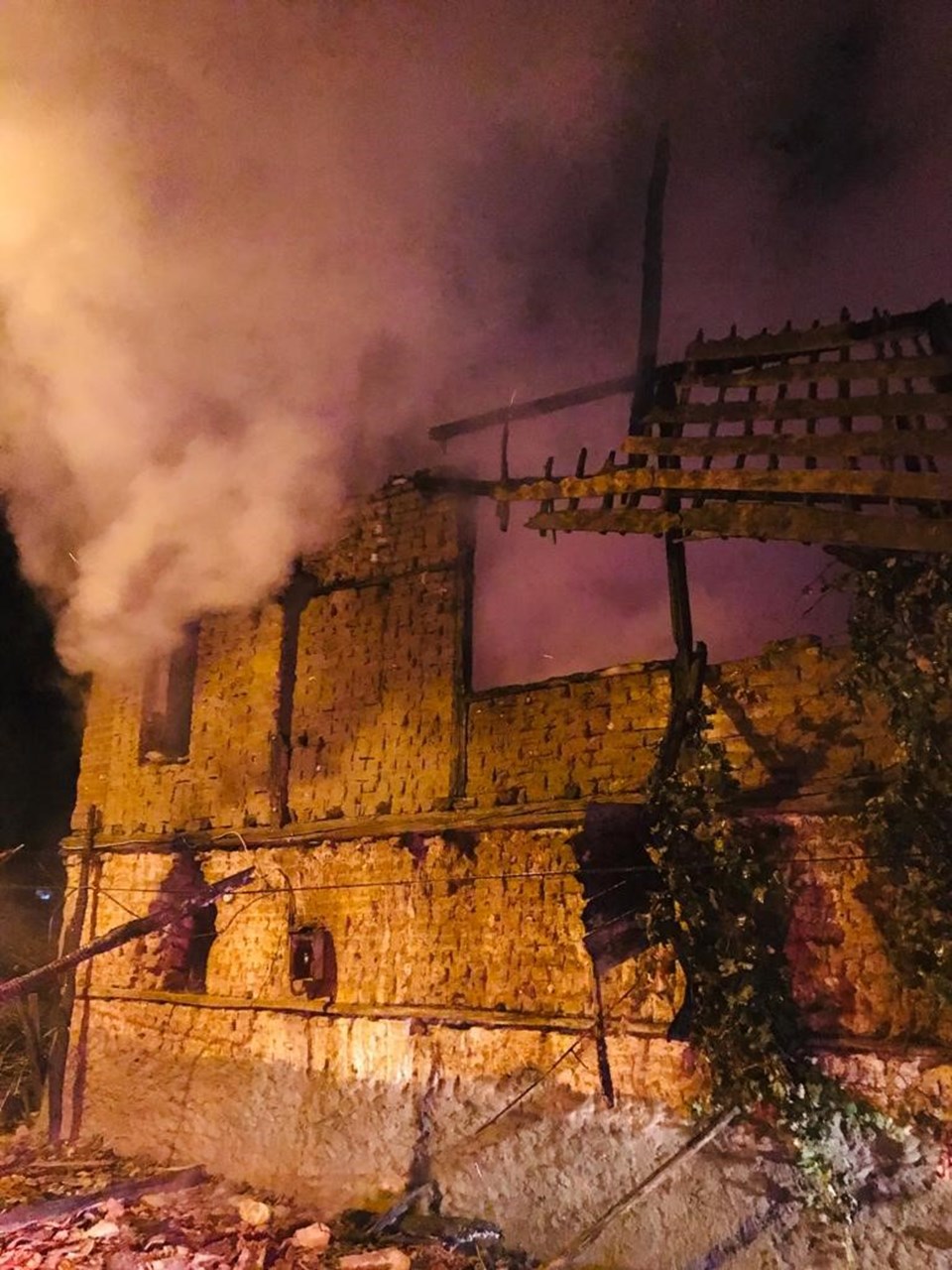 İzmir'de bir evde yangın çıktı - 1