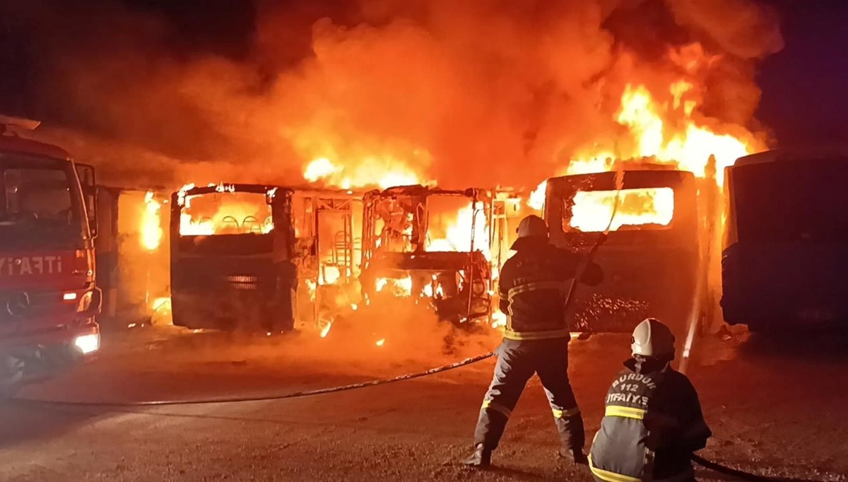 Burdur'da 6 özel halk otobüsü yandı