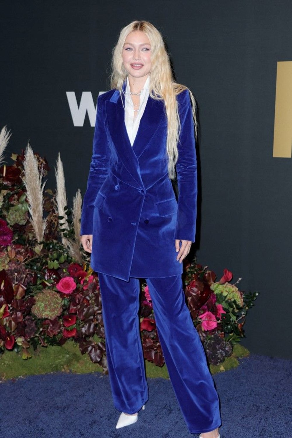 Gigi Hadid'in stiline sonbahar güncellemesi: Kadife takım elbise - 4