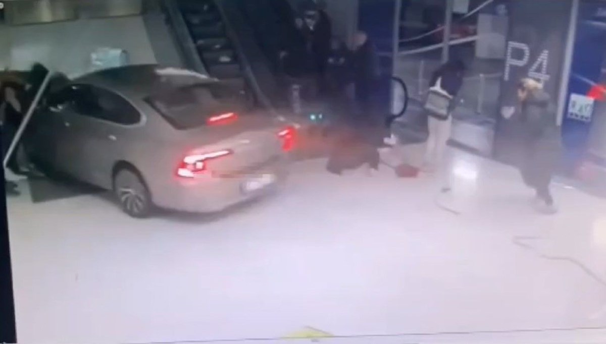 Otomobil AVM'nin yürüyen merdivenine daldı: O anlar kamerada Otomobil AVM'nin yürüyen merdivenine daldı: O anlar kamerada