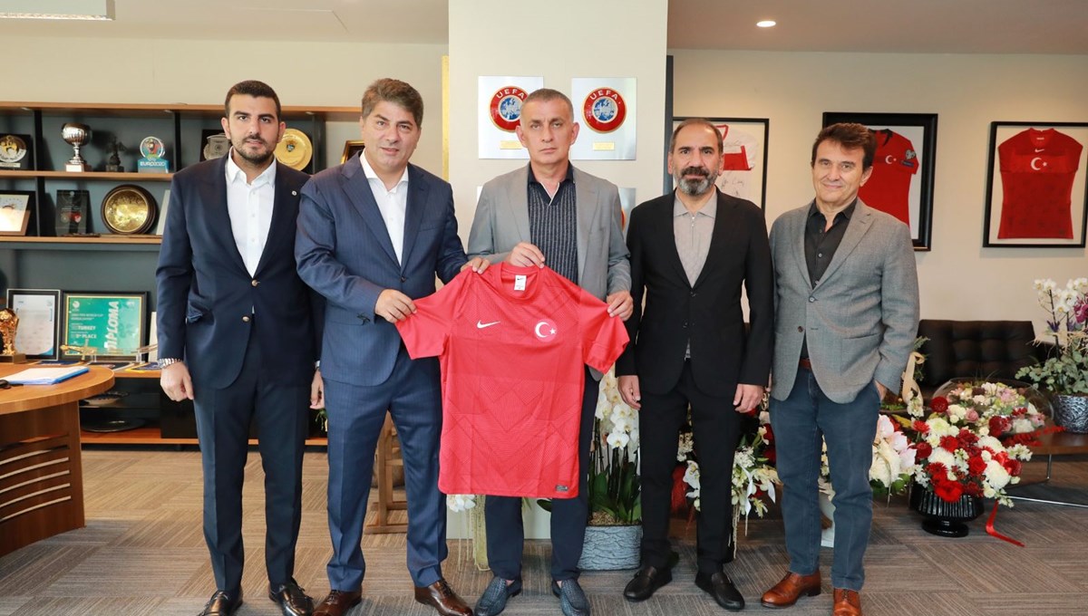 Fenerbahçeli yöneticilerden TFF Başkanı Hacıosmanoğlu'na ziyaret Fenerbahçeli yöneticilerden TFF Başkanı Hacıosmanoğlu'na ziyaret