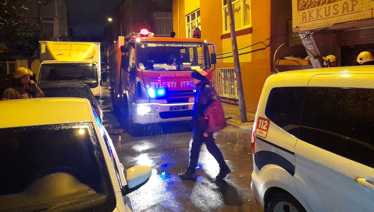 Bağcılar'da bir binanın bahçesinde göçük