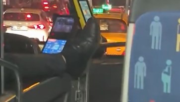 İETT şoförü ayağı dışarda araç kullandı