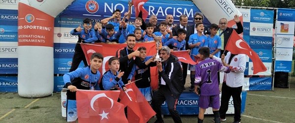 Rıdvan Dilmen'in desteklediği Şırnak UYAFA takımı İspanya'da şampiyon oldu