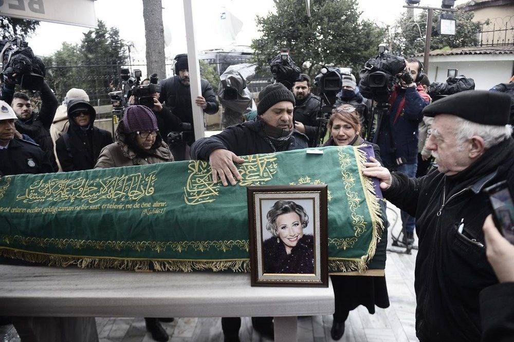 Şarkılara yeniden hayat veren sanatçı: Müzeyyen Senar - 11