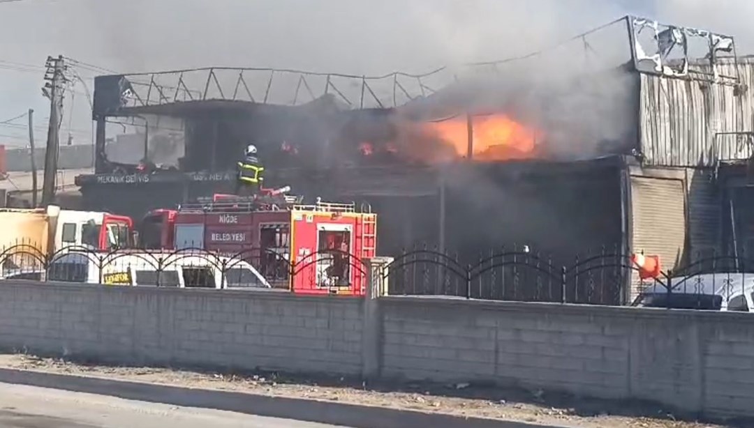 Niğde'de otomobil tamirhanesinde yangın