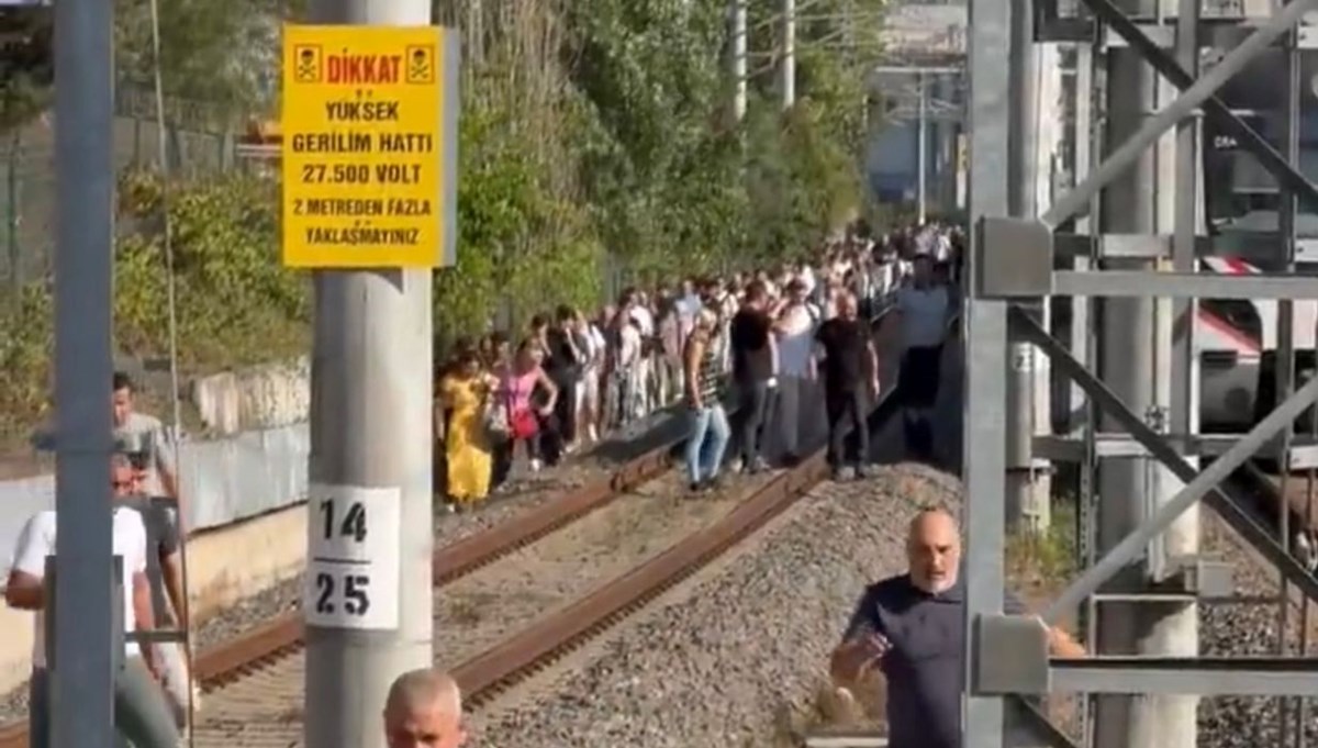Marmaray'da raylara ağaç devrildi, yolcular inip yürüdü