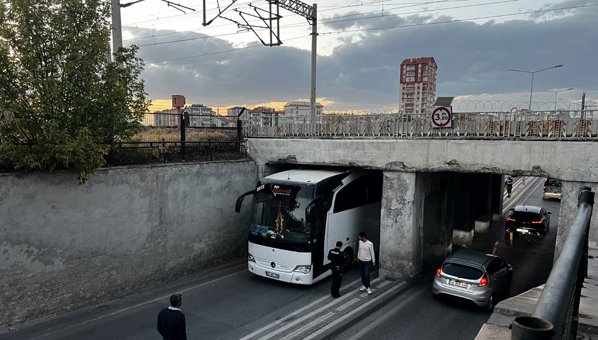 Takım otobüsü altgeçide sıkıştı: Ekipler müdahele etti