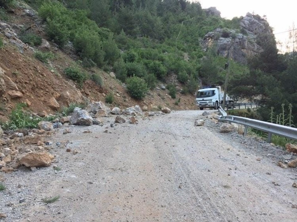 Adana'da yola düşen kayalar nedeniyle 6 mahallenin ulaşımı kesildi - 2