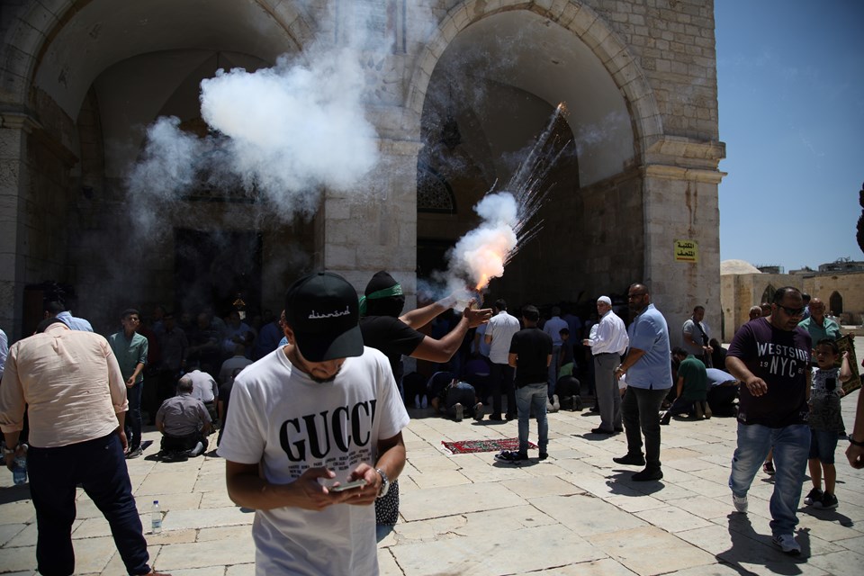 İsrail polisi, Mescid-i Aksa'daki cemaate ses bombaları ile saldırdı - 1
