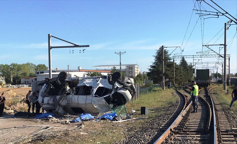 Tekirdağ'ın Ergene ilçesinde yük treni minibüse çarptı: 6 ölü - 4