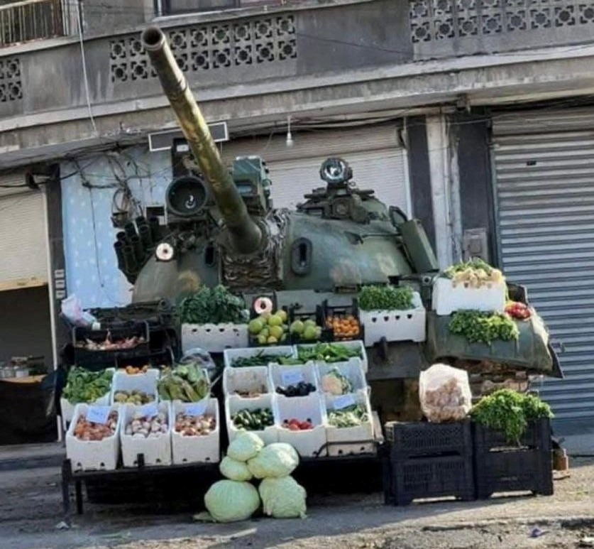 Yarım yüzyılı aşkın süredir yönetimde olan Esad ailesinin düşmesinin ardından Suriyeliler, daha önce rejime ait olan bir tankı meyve ve sebze satmak için kullanmaya başladı.