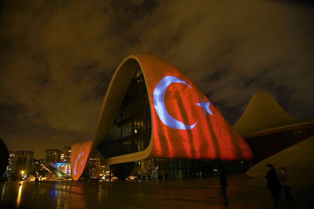 Bakü'nün ünlü yapılarına Türk bayrağı yansıtıldı - 3