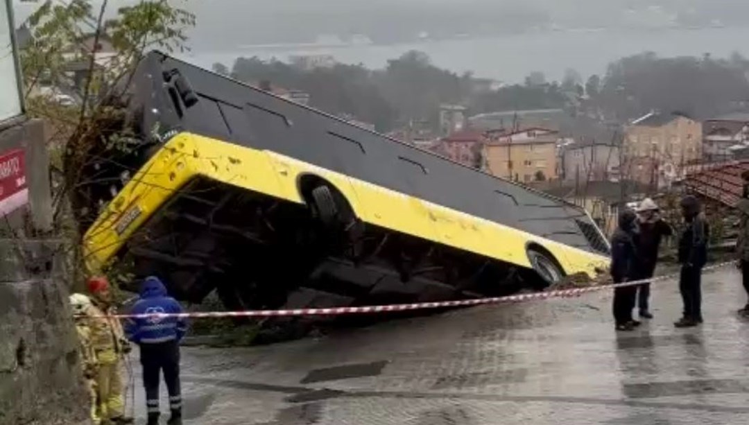 İstanbul'da yağmur kaza getirdi: İETT otobüsü kaydı bahçeye düştü