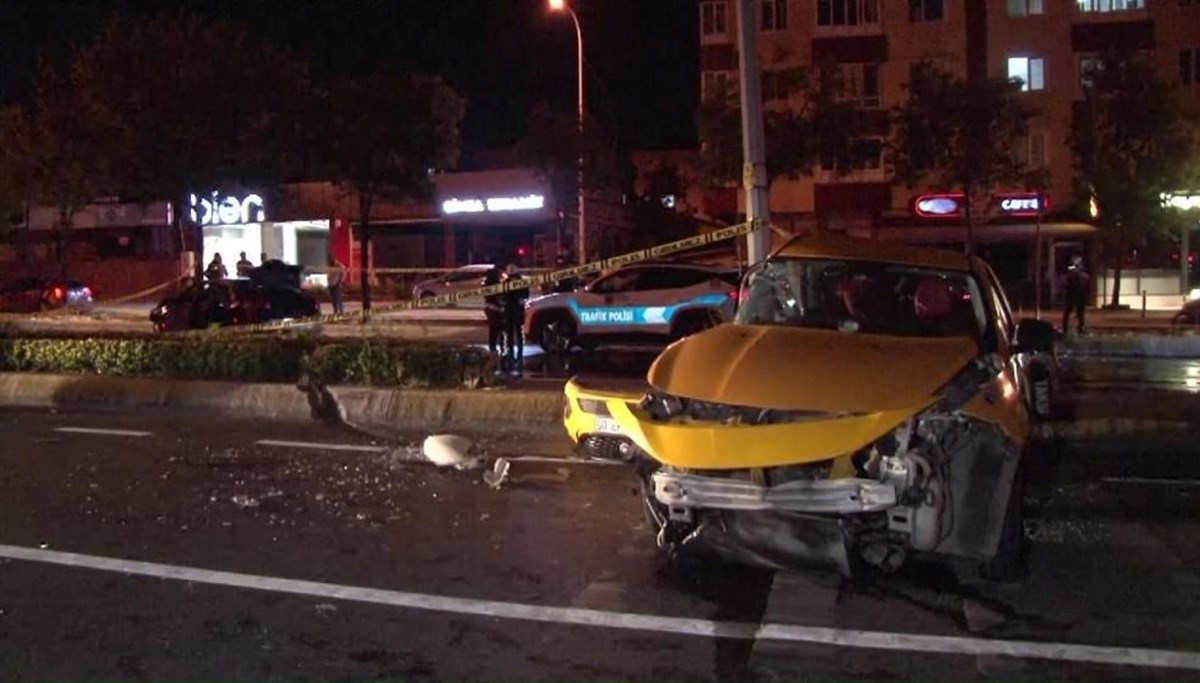 Ataşehir'de otomobil taksiye çarptı: 3 yaralı Ataşehir'de otomobil taksiye çarptı: 3 yaralı