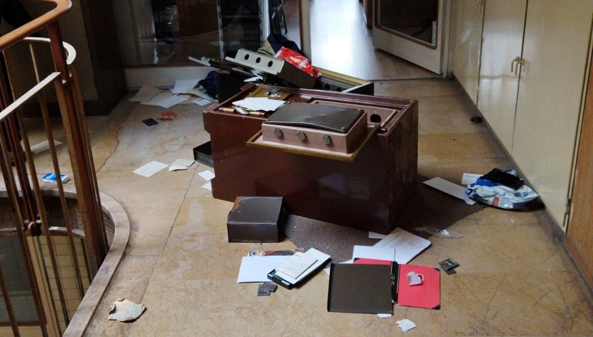 Eminönü'nde tarihi hana giren hırsızlar 30 dükkanı soydu