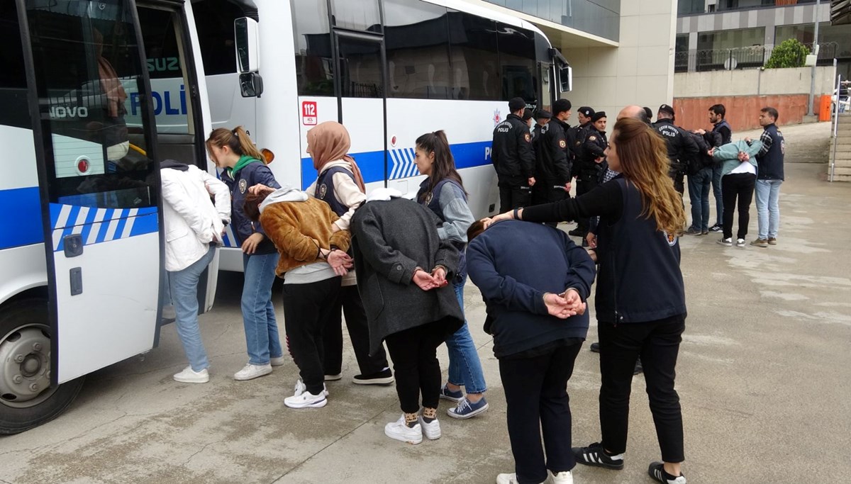 Çağrı merkezi dolandırıcılarına 9 ilde operasyon: 38 gözaltı Çağrı merkezi dolandırıcılarına 9 ilde operasyon: 38 gözaltı