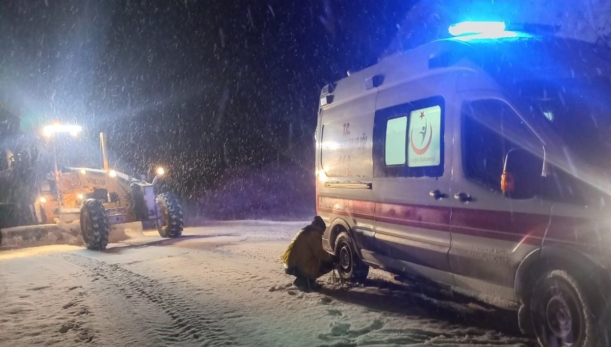 Kar nedeniyle köyde mahsur kalan hasta uzun uğraşlar sonucu hastaneye kaldırıldı