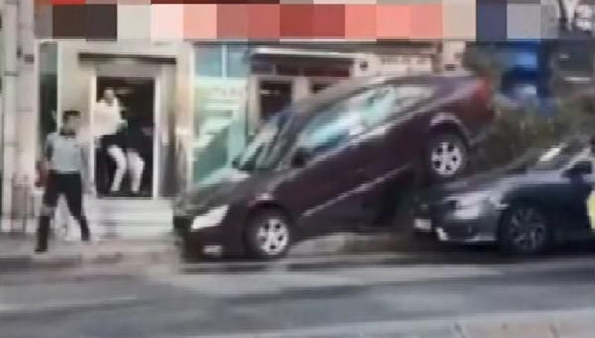 Park halindeyken arkasındaki otomobilin üzerine çıktı Park halindeyken arkasındaki otomobilin üzerine çıktı