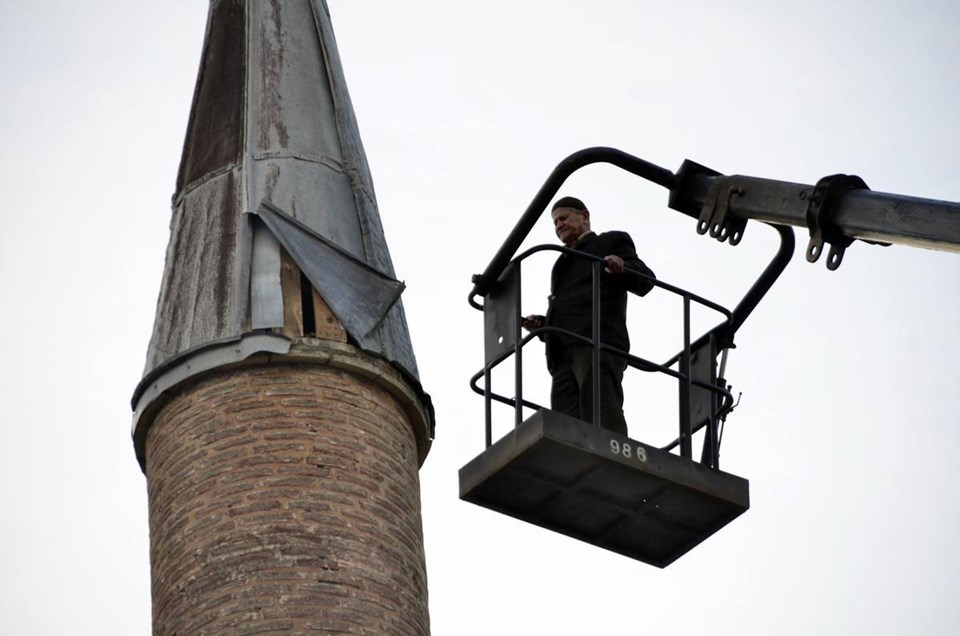 85 yaşında vinç üzerinde cami minaresini tamir etti - 1