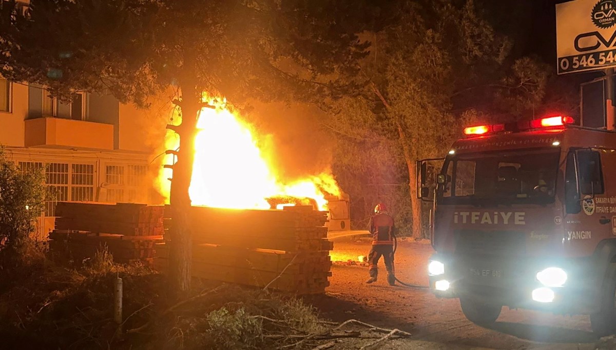 Park halindeki araç yandı