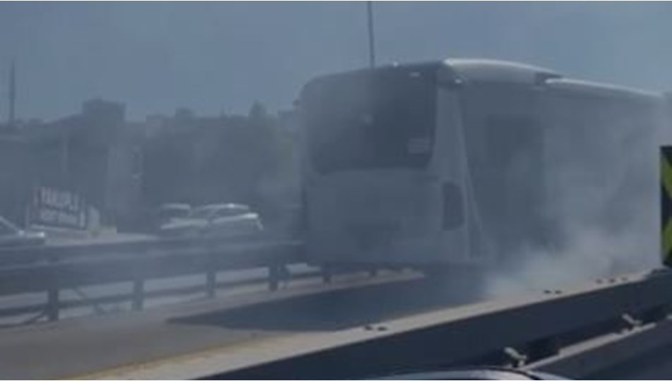 Metrobüsten dumanlar yükseldi, yolcular tahliye edildi
