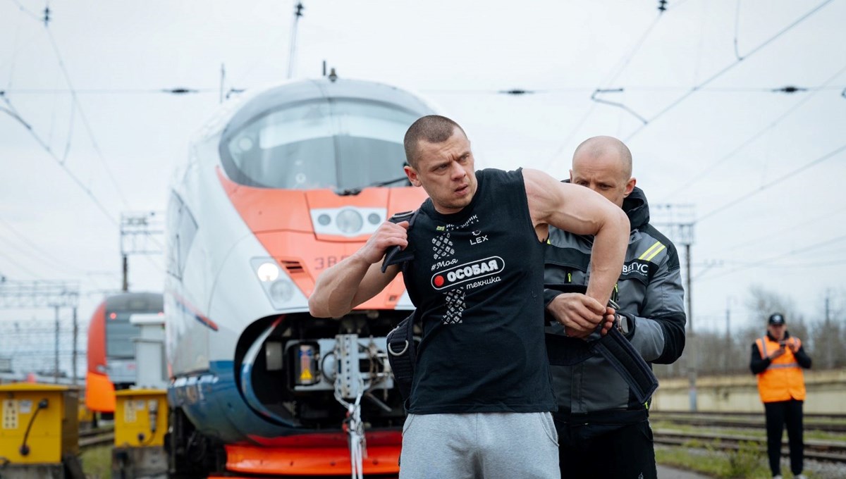Rus atletten dünya rekoru: 650 tonluk treni çekti Rus atletten dünya rekoru: 650 tonluk treni çekti