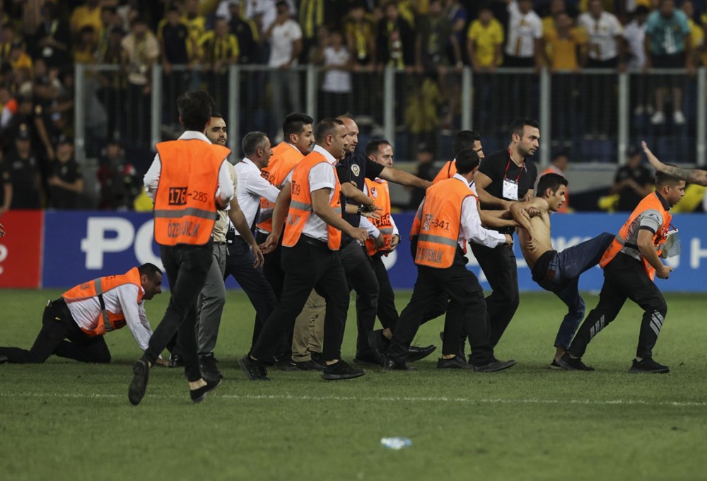 Ankara'da sahaya giren taraftar Beşiktaşlı futbolculara saldırdı - 5
